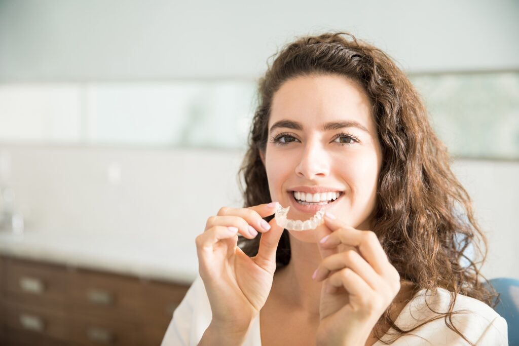 Najczęstsze błędy przy noszeniu Invisalign – jak ich uniknąć i przyspieszyć leczenie